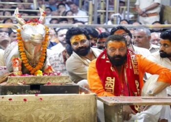 Sanjay Dutt visited the world famous Mahakaleshwar temple 1