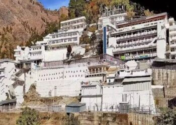 Vaishno Devi temple closed pilgrimage halted 34 dead due to landslide hoteliers become support for stranded devotees