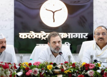 Uttar Pradesh News : रायबरेली में घमासान सांसद राहुल गांधी और मंत्री दिनेश प्रताप दिशा बैठक में आपस में भीड़े