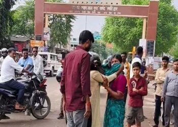Husband wife and he went to meet his girlfriend in Kanpur husband was beaten by his wife at the crossroads