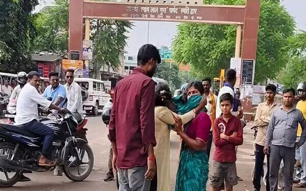 Husband wife and he went to meet his girlfriend in Kanpur husband was beaten by his wife at the crossroads