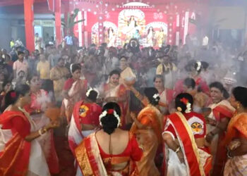 कालीबाड़ी दुर्गोत्सव में बंगाली परंपरा की झलक, ‘सिंदूर खेला’ रस्म में शामिल हुई अमिताभ बच्चन की नातिन