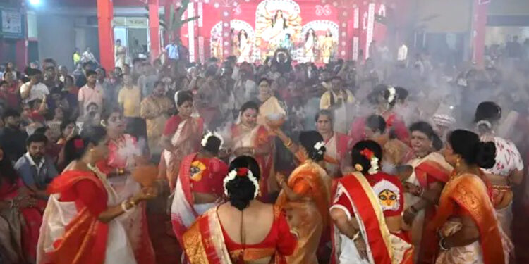 कालीबाड़ी दुर्गोत्सव में बंगाली परंपरा की झलक, ‘सिंदूर खेला’ रस्म में शामिल हुई अमिताभ बच्चन की नातिन