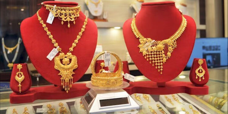 Gold Silver Price Falls: धनतेरस पर सोना-चांदी सस्ता, सुबह-सुबह आई खुशखबरी, जानिए 18 अक्टूबर के भाव