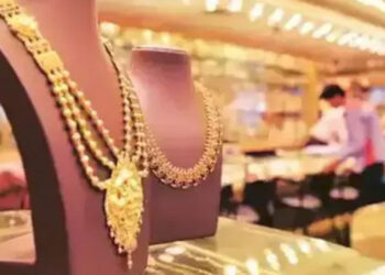 Dhanteras 2025: सोना-चांदी के भाव में आएगा करेक्शन, जानें कब खरीदना है सबसे सही