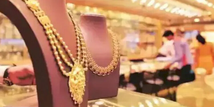 Dhanteras 2025: सोना-चांदी के भाव में आएगा करेक्शन, जानें कब खरीदना है सबसे सही