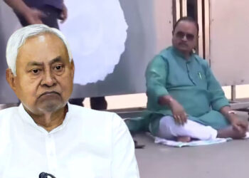 Bihar Election 2025: पटना में जदयू विधायक गोपाल मंडल का गमछा धरना! सीट बंटवारे से नाराज विधायक ने सीएम आवास के बाहर जताया विरोध, NDA में मतभेद गहराए