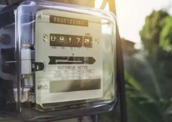 New Delhi: दिवाली से पहले यूपी वालों को बिजली का करंट! नए कनेक्शन पर 6 गुना बढ़ा मीटर शुल्क, गरीबों की मुश्किलें बढ़ीं