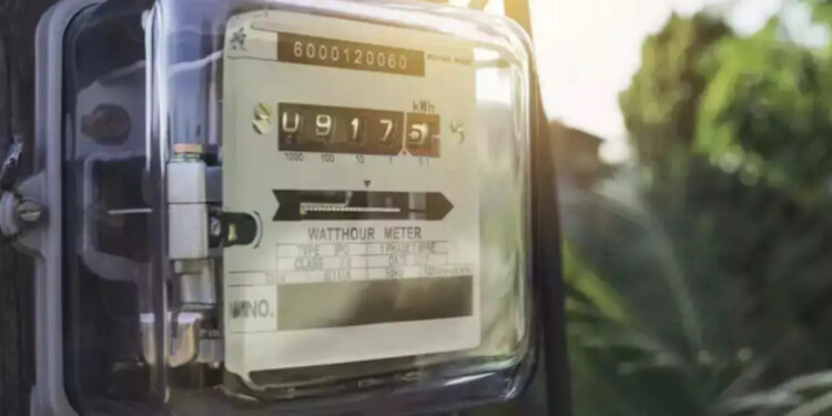 New Delhi: दिवाली से पहले यूपी वालों को बिजली का करंट! नए कनेक्शन पर 6 गुना बढ़ा मीटर शुल्क, गरीबों की मुश्किलें बढ़ीं