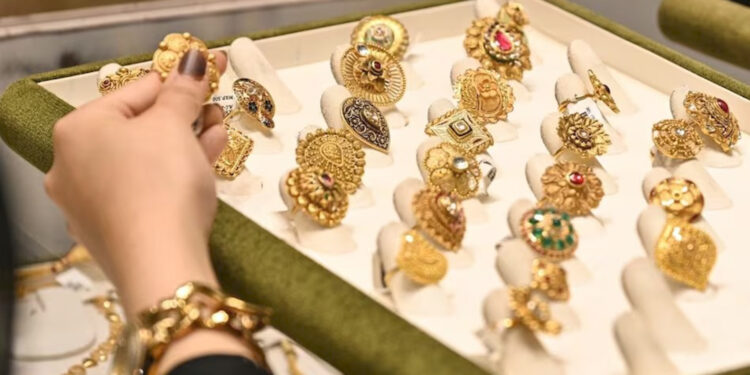 Heavy fall in gold and silver prices: 27 अक्टूबर 2025 को 10 ग्राम सोना ₹1,20,000 के करीब, चांदी ₹1.45 लाख/किलो के नीचे