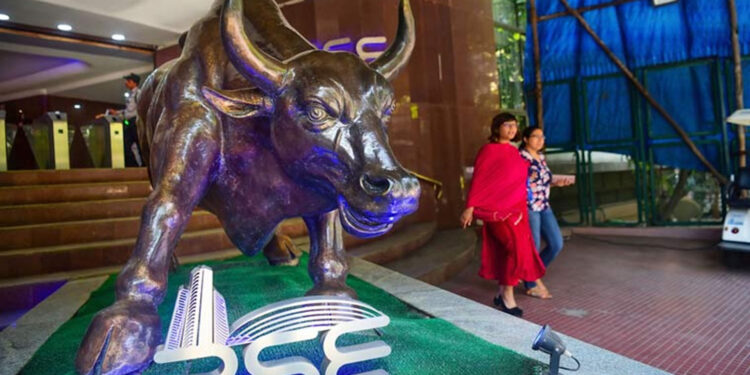 Share Market News: शेयर बाजार में उछाल: निफ्टी 25,500 के पार, सेंसेक्स 613 अंक उछला – 4 कारणों ने बढ़ाई तेजी