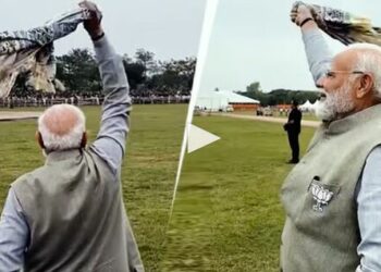 Prime Minister waves a towel chants of Modi Modi echo through the field