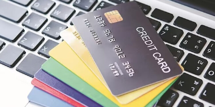 Credit Card: हैं एक से ज्यादा? ये गलती न करें, वरना बिगड़ सकता है पूरा सिबिल स्कोर