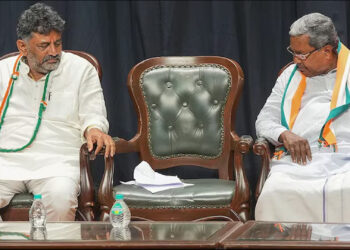 Karnataka Politics: कर्नाटक में कांग्रेस सरकार हिलने लगी! सीएम पद को लेकर सिद्धारमैया–DK शिवकुमार कैंप में खुली जंग