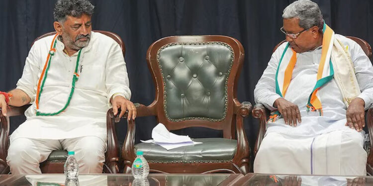 Karnataka Politics: कर्नाटक में कांग्रेस सरकार हिलने लगी! सीएम पद को लेकर सिद्धारमैया–DK शिवकुमार कैंप में खुली जंग