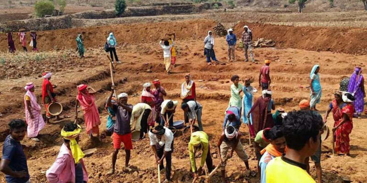 MP सरकार ने मनरेगा में किया बड़ा सुधार, मजदूरी सीधे महिलाओं के खाते में जाएगी