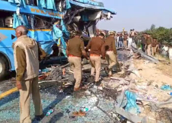 आगरा-लखनऊ एक्सप्रेसवे पर बड़ा हादसा: दिल्ली से बिहार जा रही बस पलटी, 3 की मौत, 20 गंभीर रूप से घायल