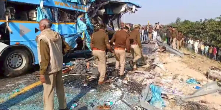 आगरा-लखनऊ एक्सप्रेसवे पर बड़ा हादसा: दिल्ली से बिहार जा रही बस पलटी, 3 की मौत, 20 गंभीर रूप से घायल