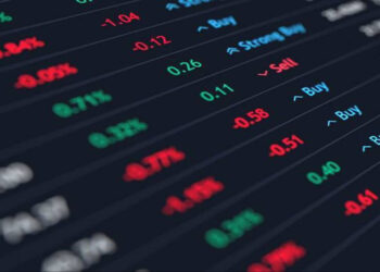 Stock Market LIVE: सेंसेक्स 300 अंक फिसला, निफ्टी 25,900 के नीचे; आईटी शेयरों में सबसे ज्यादा दबाव