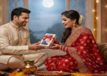 young man in Kanpur set an example of love by giving a surprise gift to his wife