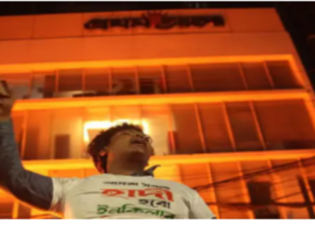 Bangladesh media attacked newspaper offices burnt in Dhaka