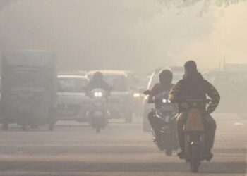 दिल्ली में घुटने लगा अब दम…AQI अत्यधिक खराब, 400 से अधिक कई इलाकों में स्थिति गंभीर; हवाई अड्डे ने उड़ानों के लिए जारी की ये एडवाइजरी