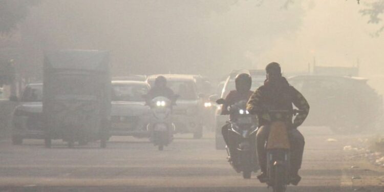 दिल्ली में घुटने लगा अब दम…AQI अत्यधिक खराब, 400 से अधिक कई इलाकों में स्थिति गंभीर; हवाई अड्डे ने उड़ानों के लिए जारी की ये एडवाइजरी