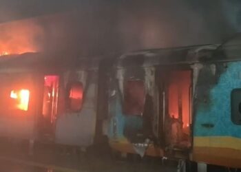 आंध्र प्रदेश के अनाकापल्ली में बड़ा रेल हादसा: टाटा-एर्नाकुलम एक्सप्रेस में भीषण आग, एक यात्री की मौत