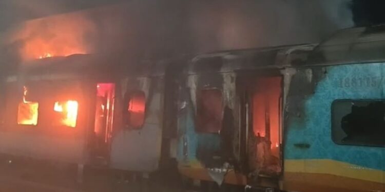 आंध्र प्रदेश के अनाकापल्ली में बड़ा रेल हादसा: टाटा-एर्नाकुलम एक्सप्रेस में भीषण आग, एक यात्री की मौत