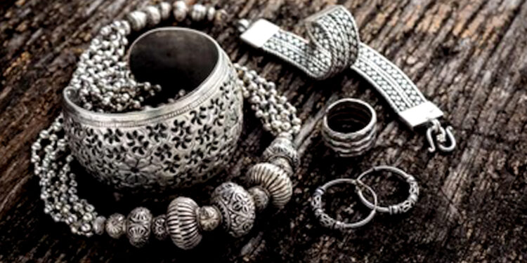 Gold Silver Rate Today: चांदी का भाव आज का 12 दिसंबर 2025: चांदी 2 लाख से मात्र इतनी दूर