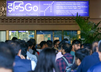 IndiGo Flight Crisis: नाराज यात्रियों को मनाने उतरी कंपनी, 10,000 रुपये तक का ट्रैवल वाउचर देगी