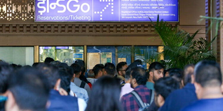 IndiGo Flight Crisis: नाराज यात्रियों को मनाने उतरी कंपनी, 10,000 रुपये तक का ट्रैवल वाउचर देगी