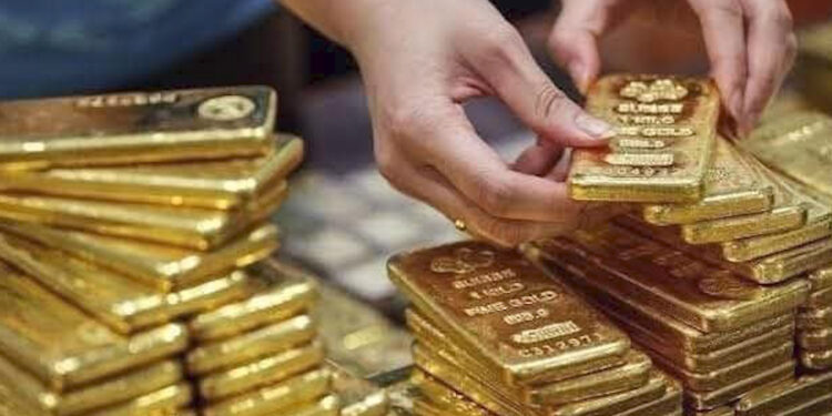 दो हफ्तों में ₹8,600 चढ़ा सोना, क्या अगले साल ₹1.50 लाख तक पहुंचेगा गोल्ड?