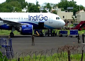 Indigo share इंडिगो पर संकट गहराया: उड़ान रद्द DGCA नोटिस और शेयरों में भारी गिरावट