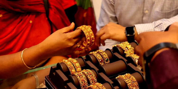 Gold Prices Today: सोना नई ऊंचाई पर, निवेशकों की नजरें 2026 पर टिकीं