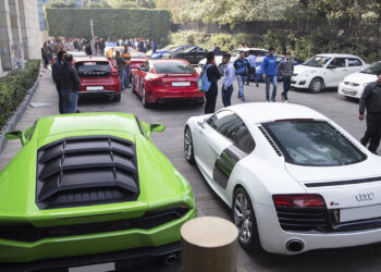 Super Cars in Delhi: दिल्ली की सड़कों पर उतरा सुपरकारों का काफिला, आम ट्रैफिक के बीच दिखा इंटरनेशनल कार शो जैसा नजारा