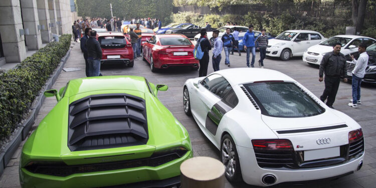 Super Cars in Delhi: दिल्ली की सड़कों पर उतरा सुपरकारों का काफिला, आम ट्रैफिक के बीच दिखा इंटरनेशनल कार शो जैसा नजारा