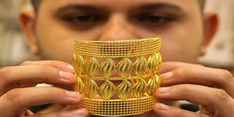 Gold Silver Prices: मिडिल ईस्ट में जंग की आहट से बाजार में हलचल, सोमवार को सोना-चांदी की कीमतों में तेज उछाल के संकेत