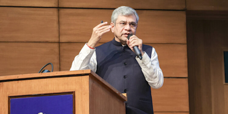 Social media platforms must share revenue fairly: सोशल मीडिया प्लेटफॉर्म्स को रेवेन्यू को सही तरीके से शेयर करना चाहिए, सरकार सख्त रेवेन्यू शेयरिंग नहीं तो कानूनी एक्शन