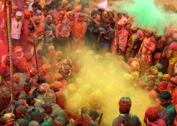 Devotees Celebrate Holi Utsav: ब्रज से अयोध्या तक होली का उल्लास चरम पर, बांके बिहारी दरबार में गुलाल की बरसात और रंगभरी एकादशी से उत्सव का आगाज़