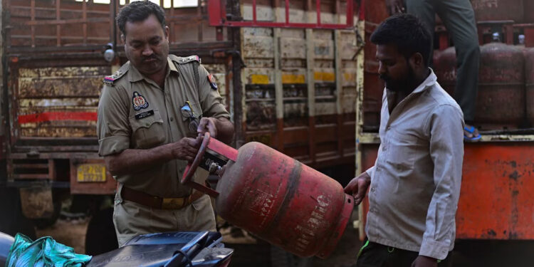 Iran-Israel Tensions: के बीच महाराष्ट्र सरकार अलर्ट, LPG सप्लाई सुचारु रखने के लिए कंट्रोल रूम और जिला समितियां गठित