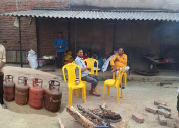 बेटी की शादी, लेकिन घर में गैस नहीं: सिलेंडर के लिए दिनभर लाइन में लगा रहा पिता, आखिर लकड़ी के चूल्हे पर बने पकवान