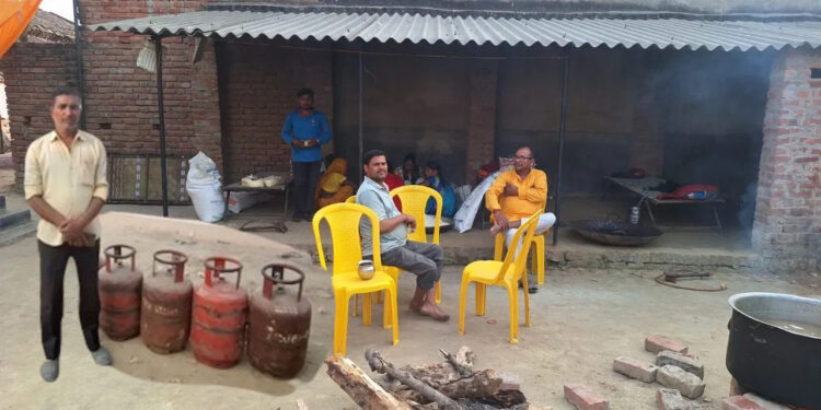 बेटी की शादी, लेकिन घर में गैस नहीं: सिलेंडर के लिए दिनभर लाइन में लगा रहा पिता, आखिर लकड़ी के चूल्हे पर बने पकवान