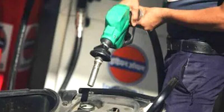 पेट्रोल-डीजल की कीमतों पर सरकार का बड़ा बयान, अफवाहों से बचने की सलाह, LPG और PNG कनेक्शन को लेकर भी अपडेट