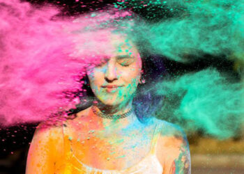 Holi 2026: रंगों से डर खत्म करें, इन देसी तरीकों से मिनटों में साफ होगी स्किन और बाल