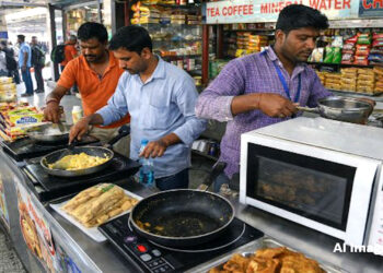 LPG संकट का असर रेलवे तक: IRCTC ने कैटरिंग यूनिट्स को माइक्रोवेव-इंडक्शन का उपयोग करने को कहा