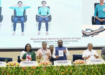 35,000 फीट की ऊंचाई पर फिट रहने का मंत्र: आयुष मंत्रालय का ‘इन-फ्लाइट योग’ अभियान लॉन्च
