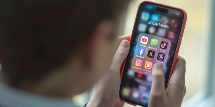 Karnataka Budget: 16 साल से कम उम्र के बच्चों के लिए सोशल मीडिया पर प्रतिबंध का ऐलान, बेंगलुरु में बनेगा बड़ा AI और रोबोटिक्स हब