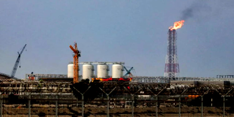 LPG Crisis:  कतर के सबसे बड़े LNG गैस हब पर ईरान का हमला, भारत की ऊर्जा सप्लाई पर मंडराया संकट