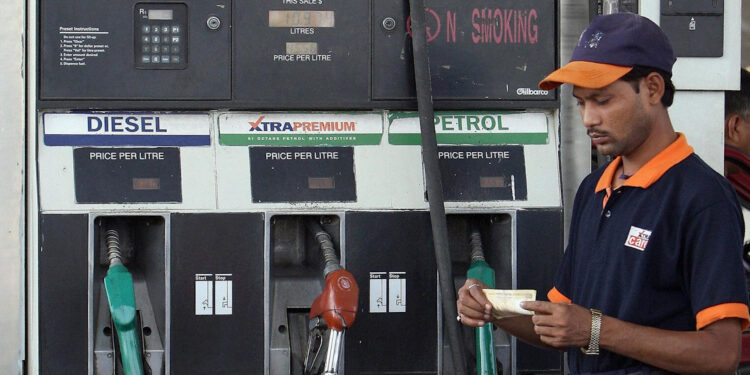 Petrol-Diesel Price: पेट्रोल-डीजल पर बड़ा संकेत! अभी कीमतें स्थिर, लेकिन चुनाव बाद 25–28 रुपये तक बढ़ोतरी की आशंका से बढ़ी हलचल